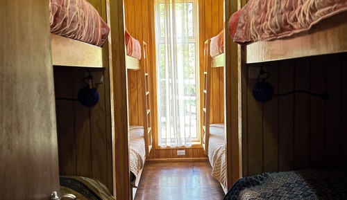 Habitación básica, varias camas, patio