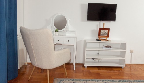Lady Room 3