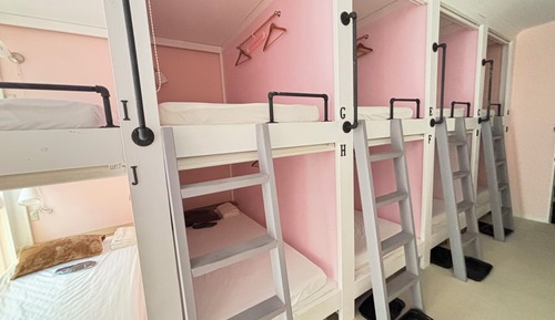 Dormitorio compartido económico, solo para mujeres, no fumadores, vistas a la ciudad