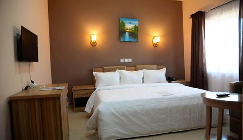 Habitación económica, balcón, vistas a la ciudad