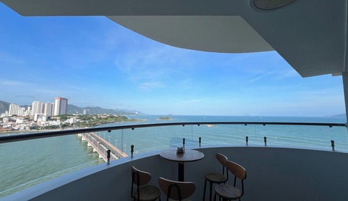 Apartamento familiar, 4 habitaciones, balcón, vistas a la playa