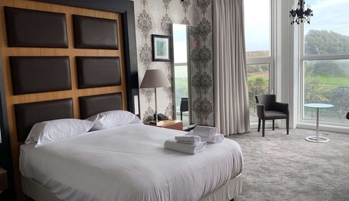 Standard Room, 1 King Bed, Non Smoking, Sea View