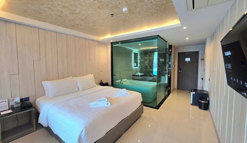 Deluxe Suite Jacuzzi with Pool Access