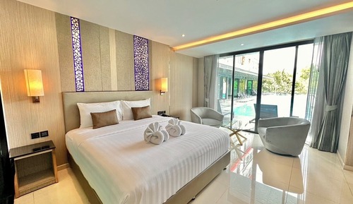 Deluxe Suite with Pool Access