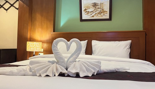 Habitación Deluxe, 1 cama de matrimonio grande, baño privado, vistas a la ciudad