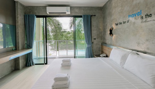 Deluxe Premier Pool View Room
