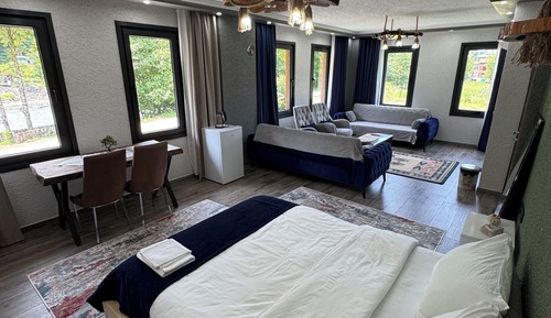 Comfort Room, River View