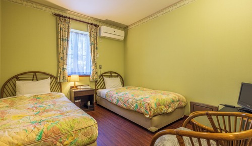 Habitación básica con 2 camas individuales