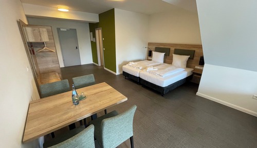 Habitación cuádruple familiar, 1 cama de matrimonio con sofá cama, no fumadores, vistas a la ciudad
