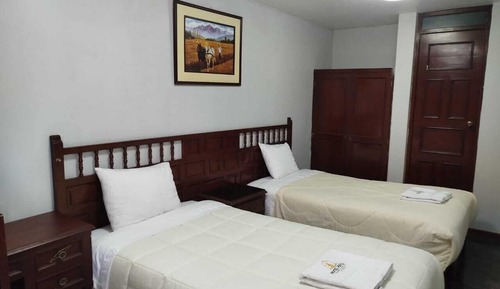 Habitación básica con 2 camas individuales, patio