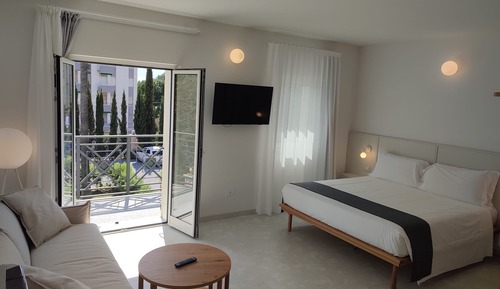 Apartamento, balcón, vistas parciales al mar