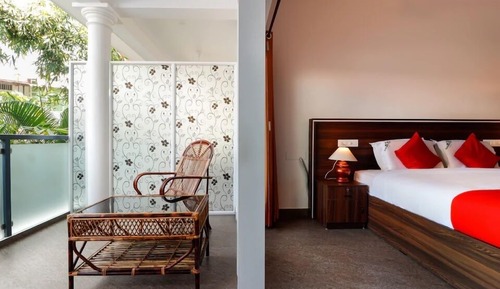 Estudio ejecutivo, balcón, vistas al jardín