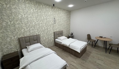 Habitación básica con 2 camas individuales