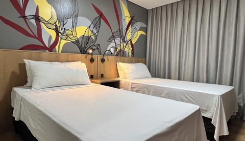 Habitación superior con 2 camas individuales, vistas a la ciudad