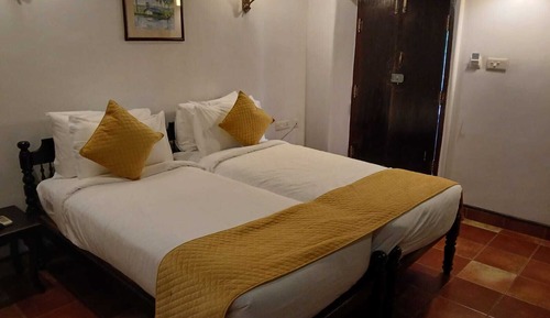 Habitación superior con 1 cama doble o 2 individuales, patio, vistas al patio