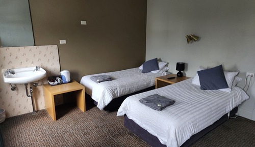 Habitación básica con 2 camas individuales