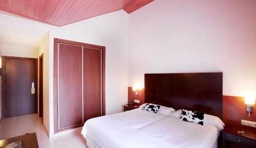 Habitación económica con 1 cama doble o 2 individuales, balcón, vistas a la montaña