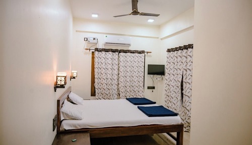Habitación básica con 1 cama doble o 2 individuales