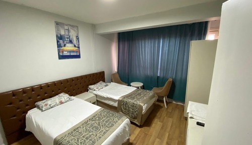Habitación básica con 1 cama doble o 2 individuales, balcón, vistas a la ciudad