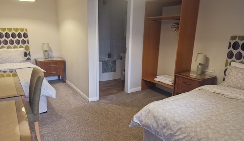Habitación básica con 1 cama doble o 2 individuales, vistas al jardín