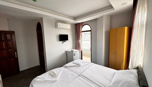 Habitación clásica, balcón, vistas parciales al mar