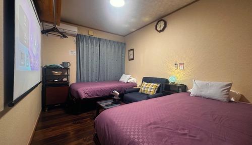 Habitación básica con 2 camas individuales