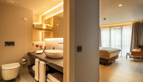 Habitación superior con 1 cama doble o 2 individuales, vistas a la ciudad