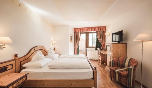 Standard room with balcony and Dolomite view