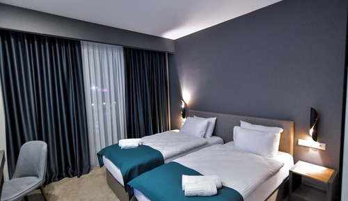 Habitación estándar con 1 cama doble o 2 individuales, balcón