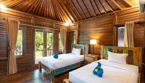 Habitación básica con 2 camas individuales, vistas a la piscina