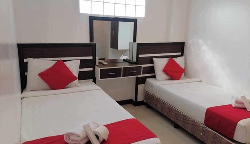 Habitación básica con 2 camas individuales