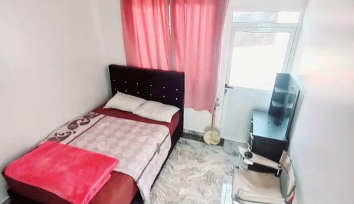 Habitación básica con 1 cama doble o 2 individuales, vistas a la ciudad