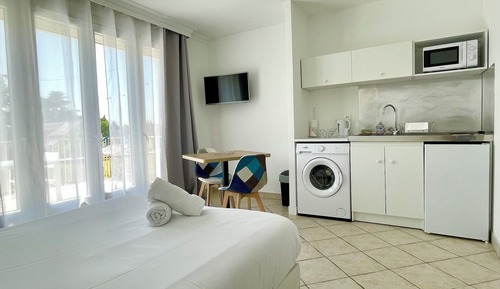 Habitación triple clásica, 1 cama doble con sofá cama, no fumadores, baño privado