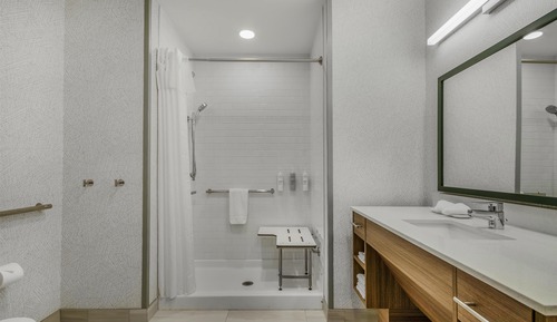 Suite, 2 camas de matrimonio (Mobility & Hearing, Roll-In Shower)
