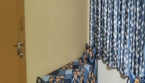 Habitación básica con 2 camas individuales