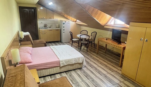 Habitación básica, cocina, vistas a la ciudad