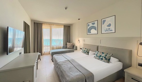 Habitación estándar doble, balcón, vistas parciales al mar
