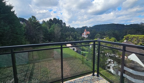 Habitación triple superior, vistas a la montaña, en la zona del jardín