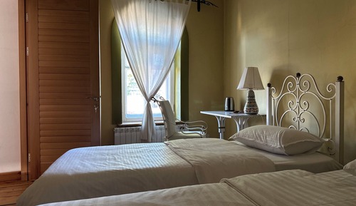 Habitación clásica con 1 cama doble o 2 individuales, balcón