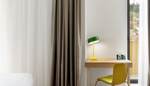 Habitación superior con 2 camas individuales, balcón