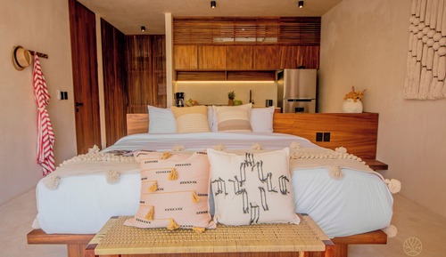 Estudio económico, 1 cama de matrimonio grande, balcón, vistas a la piscina