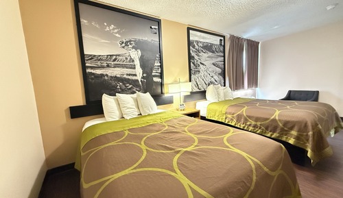 2 Full Beds & 1 Queen Bed
