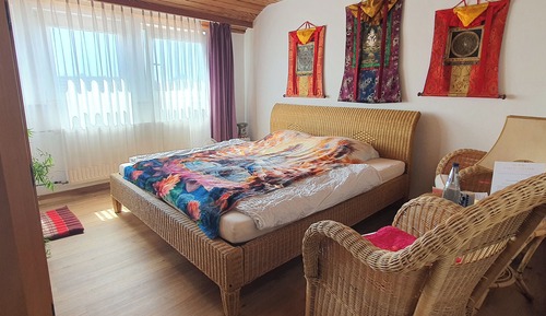 Habitación básica con 2 camas individuales
