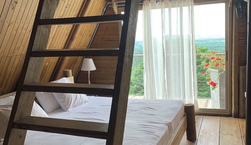 Chalet romántico, cocina básica, vistas a la ciudad