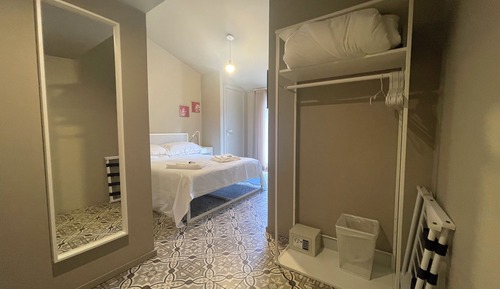 Habitación superior con 1 cama doble o 2 individuales, vistas a la colina