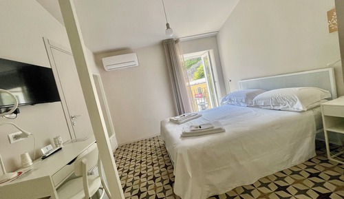 Habitación estándar con 1 cama doble o 2 individuales, vistas a la colina