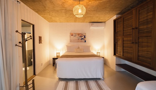Suite casal deluxe, cama Queen, vista parcial para o oceano, jardim
