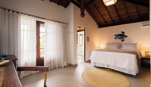 Quarto casal superluxo, cama Queen, banheira de hidromassagem, vista para o mar, acessível escadas