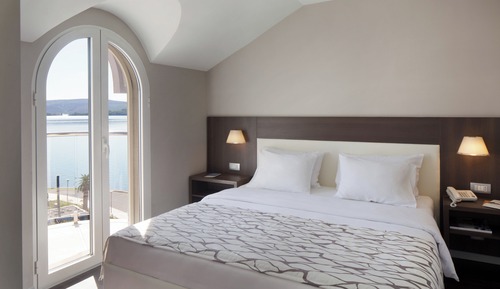 Junior Suite with Side Sea View