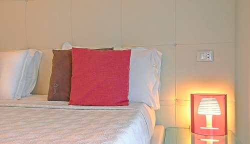 Habitación superior con 1 cama doble o 2 individuales, balcón, vistas a la ciudad